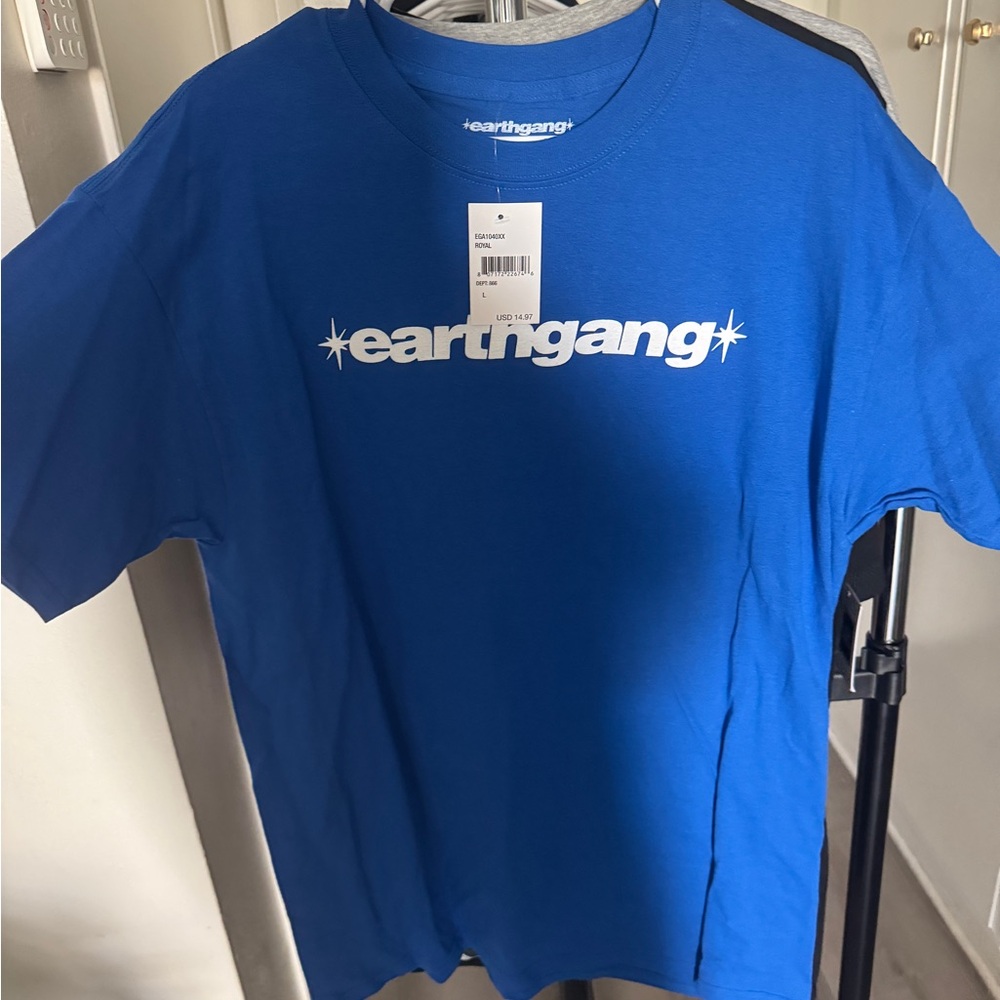 Men shirt. Size L. Earthgang